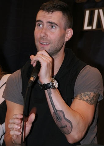 Adam Levine (Maroon 5) – tetování