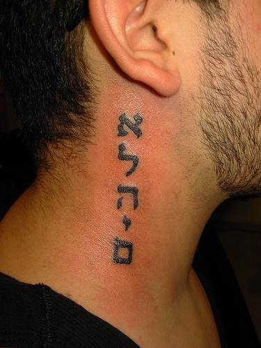 Motiv tetování na krk 1