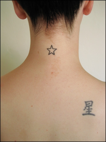 Motiv tetování na krk 2