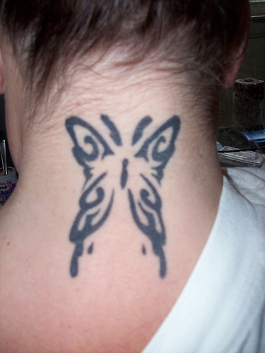 Motiv tetování na krk 4