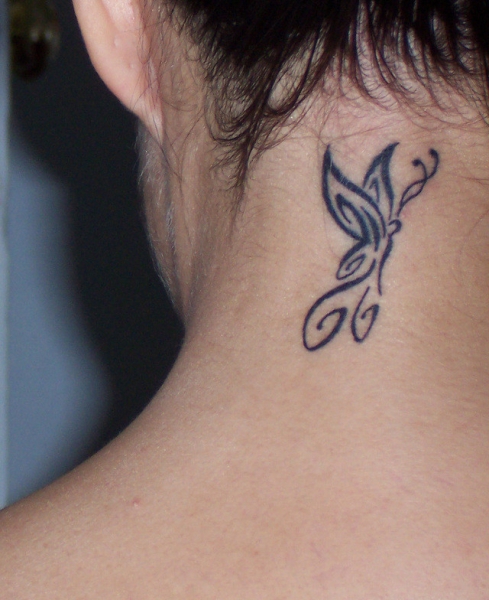 Motiv tetování na krk 6