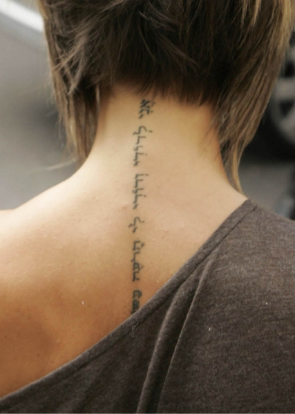 Motiv tetování na krk 8