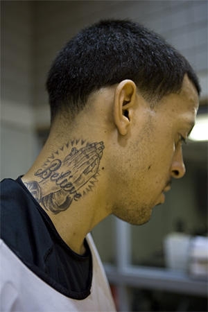 Motiv tetování na krk 11