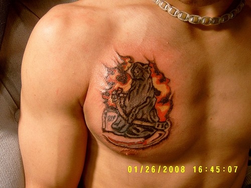 Motiv tetování na hruď 38