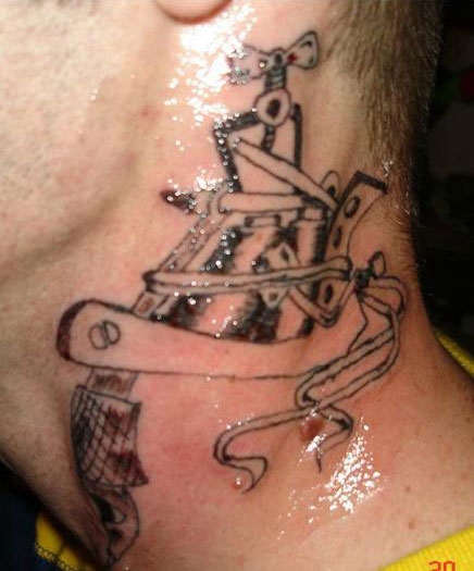 Motiv tetování na krk 18