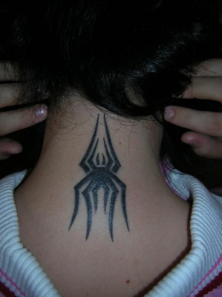 Motiv tetování na krk 24