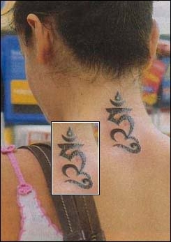 Motiv tetování na krk 30
